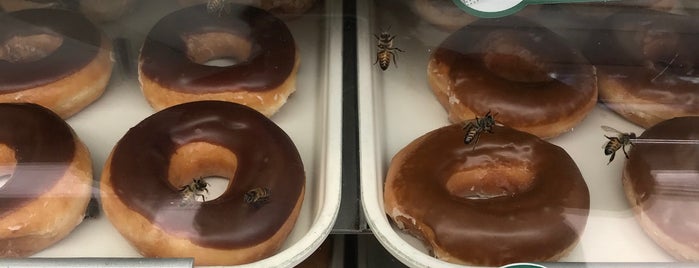 Krispy Kreme is one of Karen 🌻🐌🧡さんの保存済みスポット.