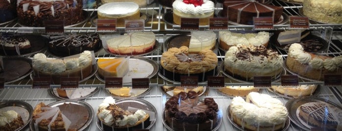The Cheesecake Factory is one of Locais curtidos por Crystal.