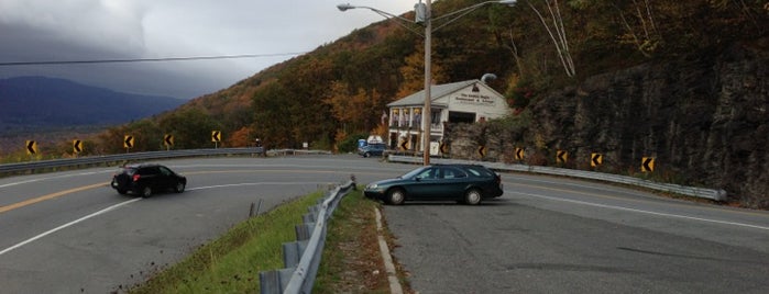 Hairpin Curve North Adams is one of Hayleyさんのお気に入りスポット.