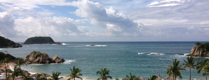 Playa Dreams Huatulco Resort & Spa is one of Tempat yang Disukai Montserrat.