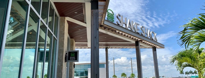 Shake Shack is one of Lugares guardados de Kimmie.