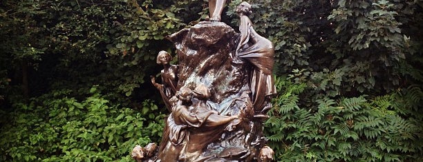 Peter Pan Statue is one of london places.