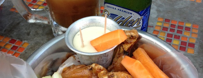 Buffalo Wings is one of Favoritos!.