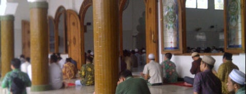 Masjid Kembang Kuning ( Masjid Rahmat ) is one of Obyek Wisata di Surabaya.