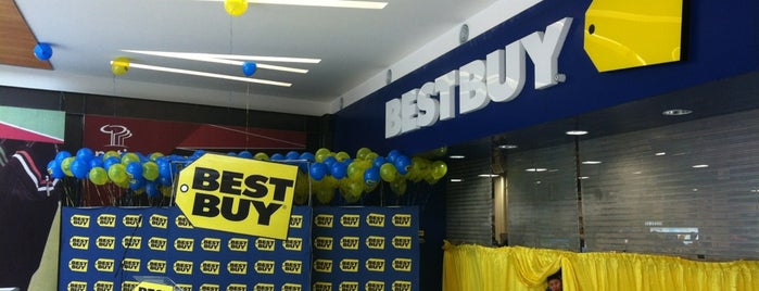 Best Buy is one of Ricardoさんのお気に入りスポット.