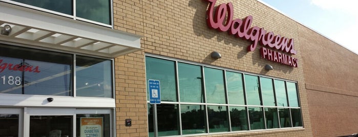 Walgreens is one of สถานที่ที่ Edie ถูกใจ.