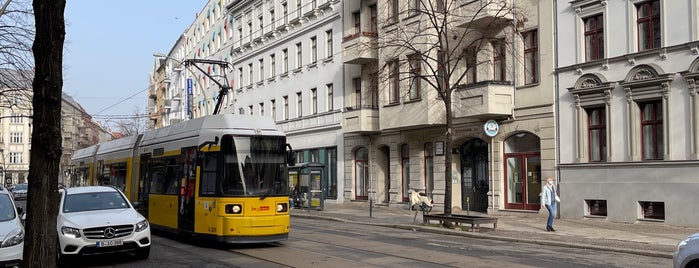 H Neue Bahnhofstraße is one of Berlin tram line 21.