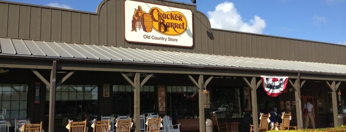 Cracker Barrel Old Country Store is one of Tempat yang Disukai Steven.