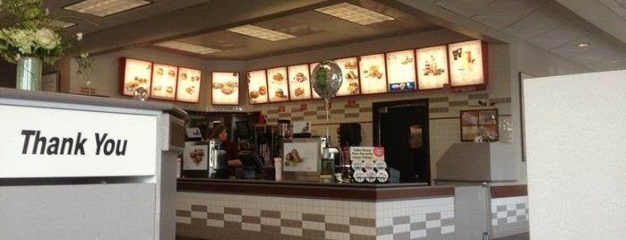 Chick-fil-A is one of Lugares favoritos de Laura.