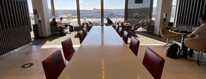 Air Canada Maple Leaf Lounge is one of Locais curtidos por Keith.