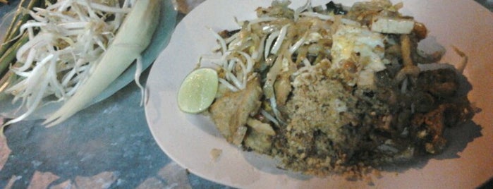 ผัดไท วัดหนัง is one of Favorite Food.