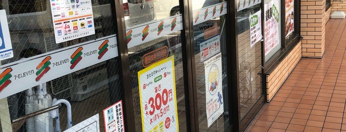 7-Eleven is one of コンビニ.