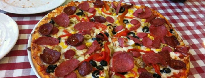 S.O.S PİZZA is one of Lugares favoritos de Aslı.