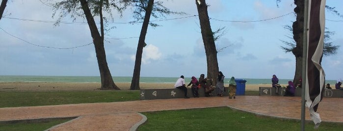 Pantai Batu Buruk is one of Orte, die William gefallen.