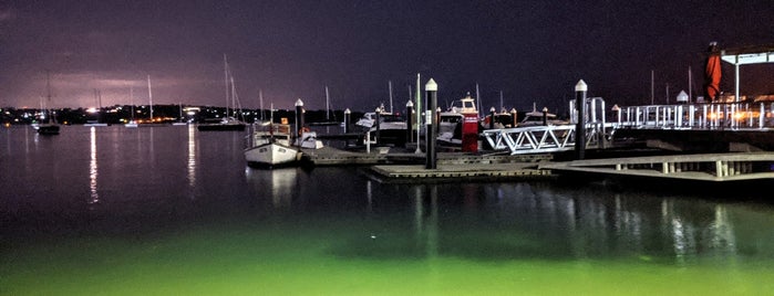 Elizabeth Bay Marina is one of Lugares favoritos de Joey.