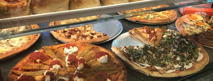 Paradiso Restaurant & Pizza is one of Pizza Snob.