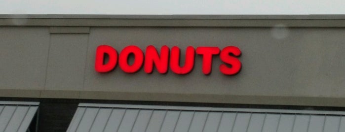 Donna's Donuts is one of Lugares favoritos de Josue.