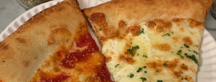 Manero’s Pizza is one of Posti che sono piaciuti a Brian.