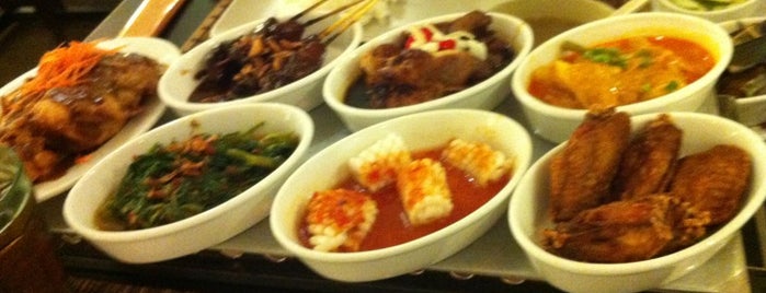 The Rice Table Indonesian Restaurant is one of สถานที่ที่ Elena ถูกใจ.
