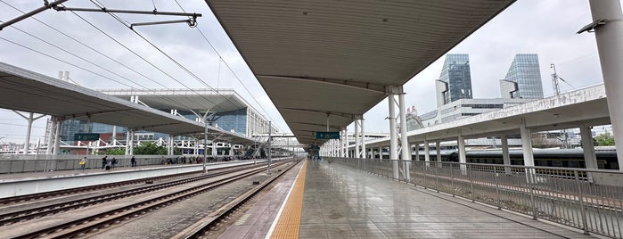 Guangzhou North Railway Station is one of 広州.
