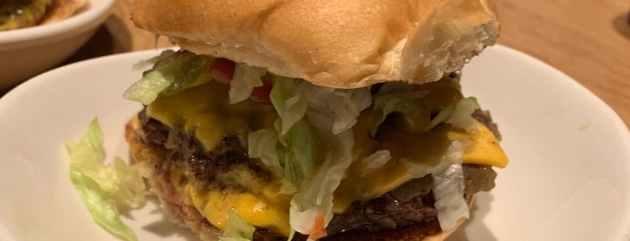 HiHo Cheeseburger is one of สถานที่ที่ David ถูกใจ.