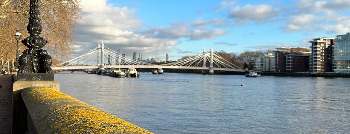 Wandsworth Bridge is one of London's river crossings.