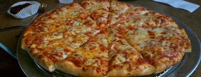 Davanni's Pizza and Hot Hoagies is one of Posti che sono piaciuti a Darien.
