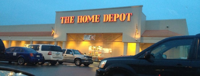 The Home Depot is one of Tempat yang Disukai Justin.