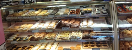 Razed And Glazed Donuts is one of Tempat yang Disukai Dan.