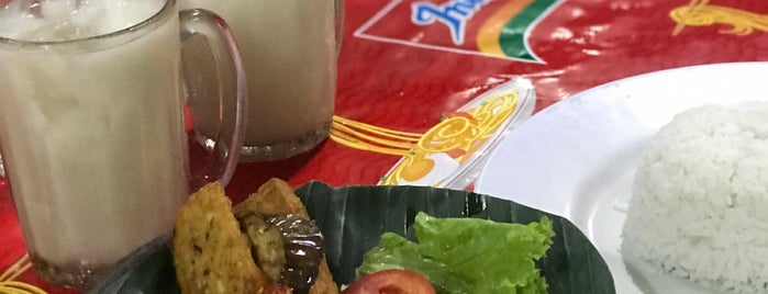 Ayam Penyet Joko Solo is one of Kuliner Medan.