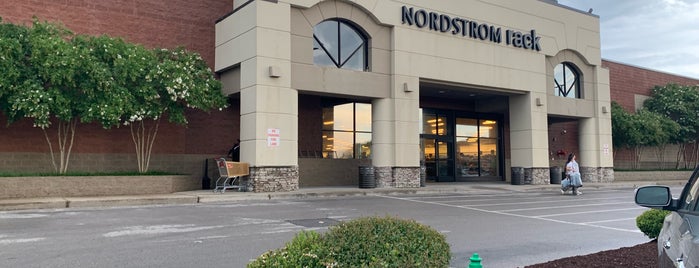 Nordstrom Rack is one of Tempat yang Disukai Justin.