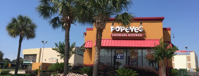 Popeyes Louisiana Kitchen is one of สถานที่ที่ James ถูกใจ.