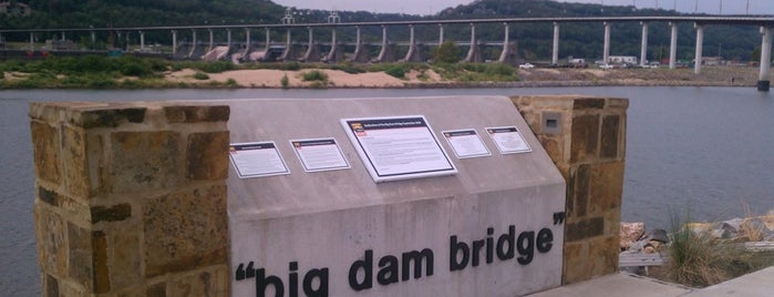 Big Dam Bridge is one of Lieux qui ont plu à Michelle.