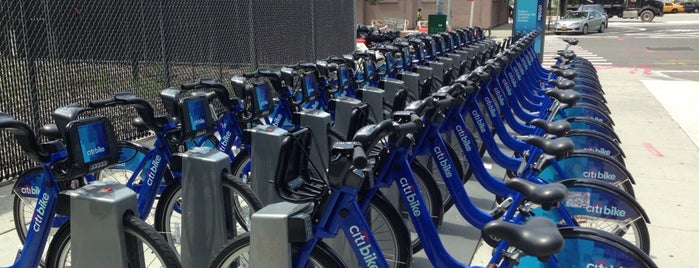 Citi Bike Station is one of Locais curtidos por Albert.