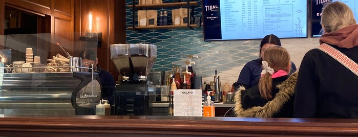 Tidal Coffee is one of Tempat yang Disukai Aline.