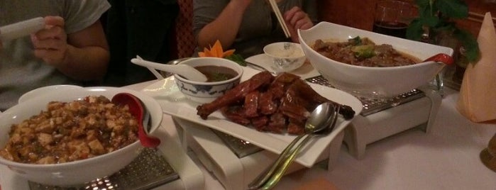 Fuyuan China Restaurant is one of Locais salvos de Martina.