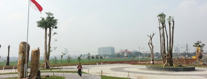 Taman Waduk Pluit is one of Lugares favoritos de Febrina.