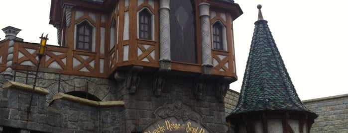 Blanche-Neige et les Sept Nains is one of Disneyland Paris.