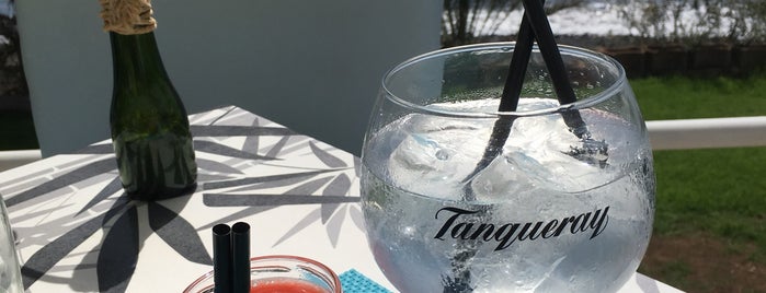 Spanglısh Beach Bar is one of Locais curtidos por Tristan.