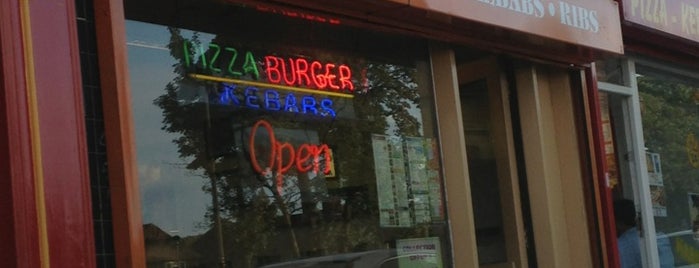 Sunset Pizza is one of สถานที่ที่ Gaz ถูกใจ.