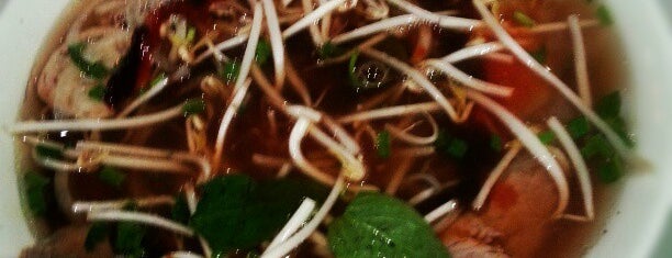 Phở Hòa is one of Locais curtidos por Janelle.