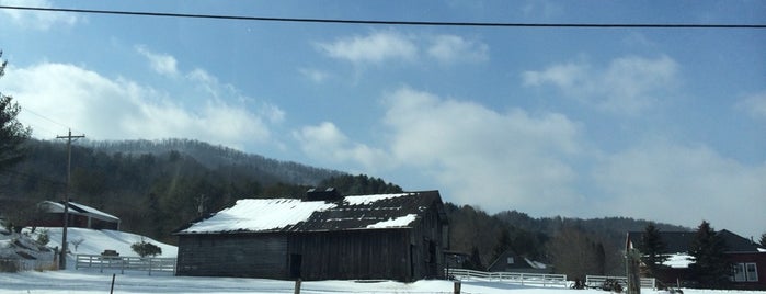 Valle Crucis Log Cabin Rentals is one of Lieux qui ont plu à Laura.