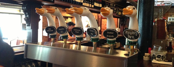 Goose Island Brewpub is one of Overseas Place.