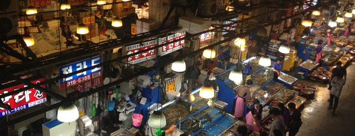 Noryanjin Fish Market is one of 伝統市場 / マーケット.