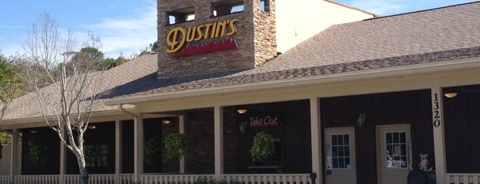 Dustin's BBQ is one of Tempat yang Disukai Courtney.