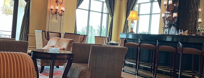 Shangri-La Hotel is one of ابروحله 💣.