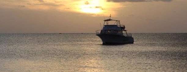 Dickenson Bay is one of Lugares favoritos de Lauren.