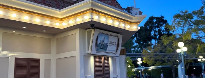 Esplanade & Ticket Booths is one of Toy Story Lot / Esplanade Loop.