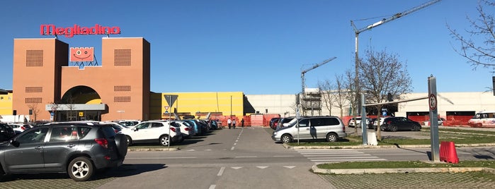 Centro Commerciale Megliadino is one of Mall Rat Badge.