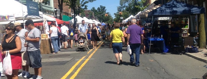 Downtown Cranford is one of Lugares favoritos de Andrew.
